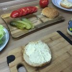 Hovädzí hamburger s karamelizovanou cibuľkou
